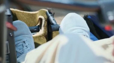 pilot helikopter helikopter pedallar yardımı ile kontrol eder. Uçuş normaldir.