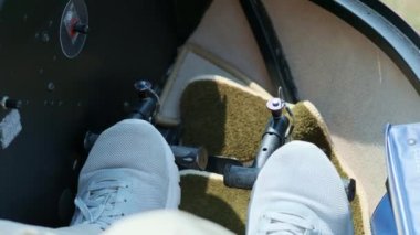 pilot helikopter helikopter pedallar yardımı ile kontrol eder. Uçuş normaldir.