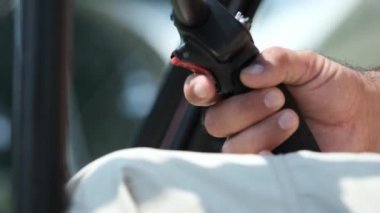 Erkek el kontrollü helikopter, yakın. Direksiyon helikopterin elinden tutarak helikopter pilotu. Havada bir helikoptere denetler.