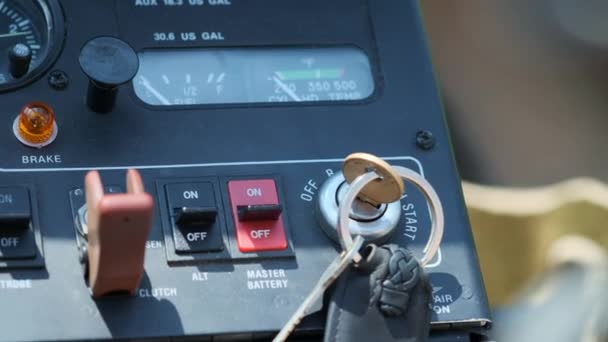 Panelu sterowania śmigłowca. Wskaźniki lotu na panel kokpitu samolotu, wyświetlacz, narzędzia systemu kontroli płaszczyzny. — Wideo stockowe
