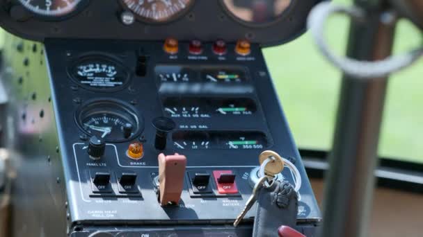 O painel de controlo do helicóptero. Indicadores de voo no painel do cockpit da aeronave, display, ferramentas do sistema de controle de avião . — Vídeo de Stock
