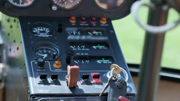 Le panneau de commande de l'hélicoptère. Indicateurs de vol sur tableau de bord de l'avion, affichage, outils du système de commande d'avion . — Video