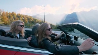 Şarkı, dans ve yüksek dağları sürüş lüks üstü açık araba alkışlar çekici Avrupa arkadaşlar. Ağır çekim