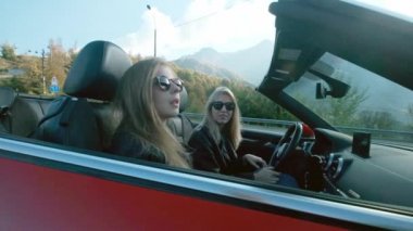 Şarkı, dans ve yüksek dağları sürüş lüks üstü açık araba alkışlar çekici Avrupa kadın arkadaş