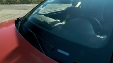 İki genç güzel kız siyah gözlüklü ve deri ceketler kırmızı Cabriolet yüksek dağlara yakın. Onlar bir fotoğraf oturumu yaptığınız, kendilerini bir smartphone cep telefonu ile fotoğraf çekmek, iyi eğlenceler.