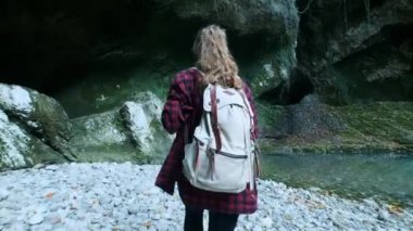 Genç güzel beyaz kız seyahat tropikal bir mağara yürüyor. Doğa güzelliği ile esin kaynağı oldu. Gezegenin egzotik yerlerde macera arıyorum. Aktif yaşam tarzı