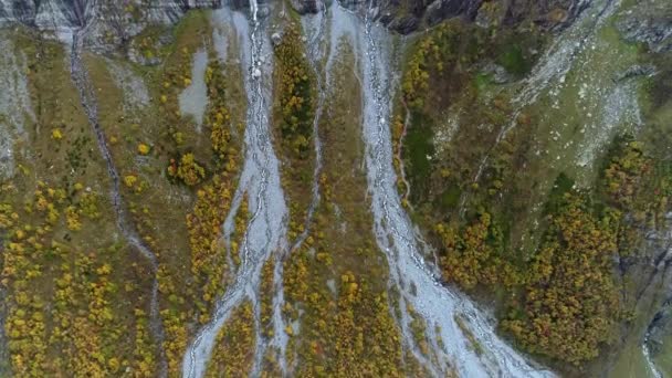 Antenn: mountain vattenfall rinner över klipporna. Ovanför glaciären stort berg. — Stockvideo