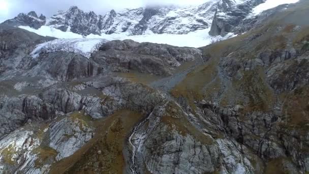 AÉRIAL : Glacier au sommet de la montagne. Glacier Sophia. Problèmes d'écologie et de réchauffement climatique . — Video