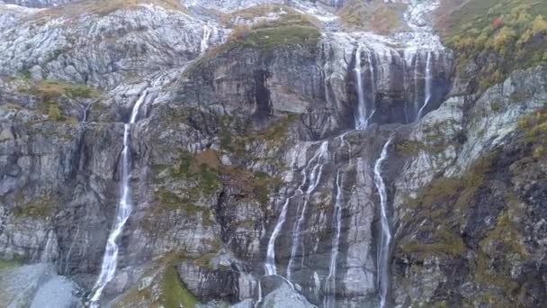 Повітря: гірський водоспад тече по скелях. Над гірським льодовиком . — стокове відео