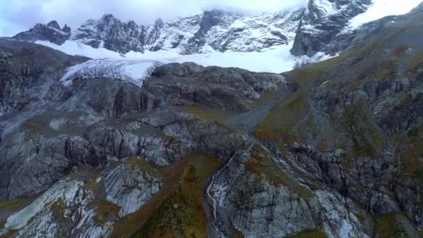 Antenn: Glaciär på toppen av berget. Sophia-glaciären. Problemen med ekologi och global uppvärmning. — Stockvideo