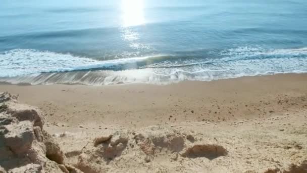 POV: Primo piano di scarponi da trekking di un uomo internazionale. Il tipo guarda il mare durante il tramonto o l'alba. Escursionista va al bordo della scogliera sabbiosa. Goditi una vacanza vicino al mare — Video Stock