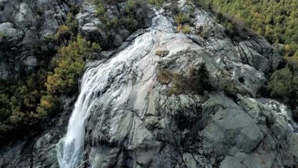 Antenn: mountain vattenfall rinner över klipporna. Ovanför glaciären stort berg. — Stockvideo