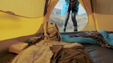 çekici kız Hiking Çadır üzerinden bir sırt çantası alır. Dağlar gıdıklamak boy ölçüşemez. Tatil sahiptir. Dağlarda Özgürlük kavramı. Crimea
