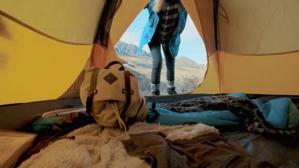 Die attraktive Wanderin holt einen Rucksack aus dem Zelt. geht in die Ferne, um die Berge zu kitzeln. genießt den Urlaub. das Konzept der Freiheit in den Bergen. Krim — Stockvideo