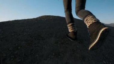 genç çekici kız uzun yürüyüşe çıkan kimse kumlu çıkıntıları veya deniz cliff gider. Ellerini yukarı yükseltir, altın gündoğumu veya günbatımı görünüyor. Başarı duygusu sahiptir. Yüksek bir güzel dağda tırmanıyor.