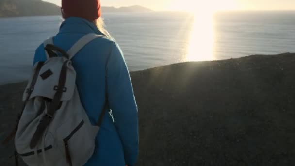 Giovane Escursionista Ragazza Attraente Lungo Sporgenze Sabbiose Scogliera Sul Mare — Video Stock