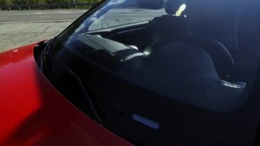 İki güzel genç şık kızlar kırmızı Cabrio içinde Smartphone cep telefonu ile fotoğraf çekmek. Komik fotoğraf çekimi tatilde. Poz ve dağlar arasında kalan zevk.