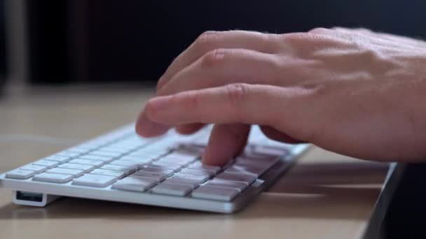 Mans Mão Com Relógio Inteligente Close Tipo Teclado Desktop Espaço — Vídeo de Stock