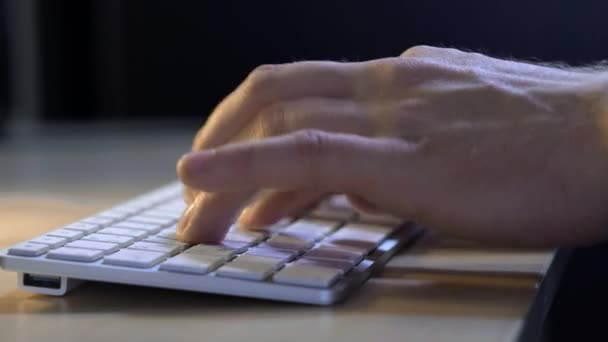 Mans mão com relógio inteligente close up tipo no teclado desktop no espaço de trabalho. Jovem empresário está trabalhando com prazer para novo projeto em computador dentro de casa de arte start up . — Vídeo de Stock