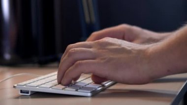 El ile akıllı saatini yakın çalışma alanında okul sırası klavye türü mans. Genç işadamı are çalışma zevk için yeni proje ile sanat başlamak yukarıya bilgisayar kapalı.