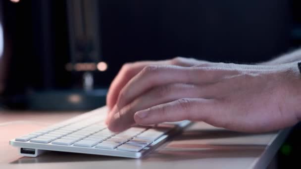 Mans main avec montre intelligente type close up au clavier de bureau dans l'espace de travail. Jeune homme d'affaires travaillent avec plaisir pour un nouveau projet à l'ordinateur à l'intérieur de démarrage de l'art . — Video