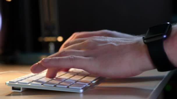 Männerhand Mit Smartwatch Aus Nächster Nähe Der Desktop Tastatur Arbeitsbereich — Stockvideo