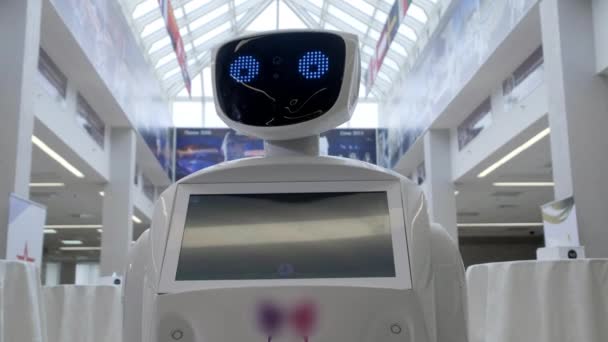 Modern Robotik teknolojiler. Robot kişi kameraya bakar. Bir robot portresini kafasını döner. Beyaz modern robot yeni teknolojilerin sergisinde — Stok video