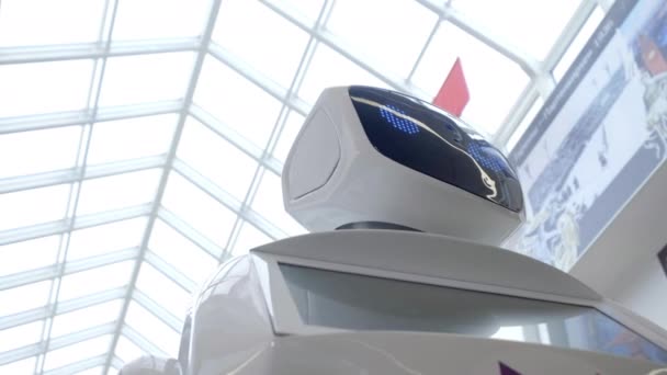 Dziś system cybernetyczny. Nowoczesnych technologii robotów. Portret robota, odwraca głowę, podnosi ręce w górę. Białe nowoczesne robot na wystawie nowe technologie — Wideo stockowe