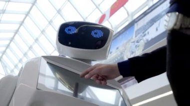 Sibernetik sistem bugün. Modern robotik teknolojiler. Özerk insansı robot. onun değmek perde kullanan bir adam. Yüksek teknoloji sistemi bugün. Toplumda yenilikçi Yardımcısı