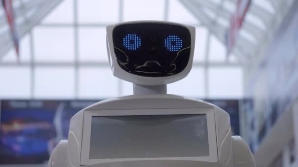 Sistema cibernético hoy. Tecnologías robóticas modernas. Retrato de un robot, gira la cabeza, levanta las manos. Robot blanco moderno en la exposición de las nuevas tecnologías — Vídeo de stock