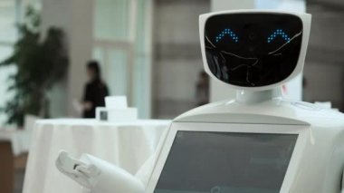 Robot Başkanı kapatın. Robotlar duygular. Kişi kameraya bakarak robot. robotlar Modern robot teknolojileri. Modern Robotik teknolojiler. seviyorum. kalp. yapay zeka, sanal.