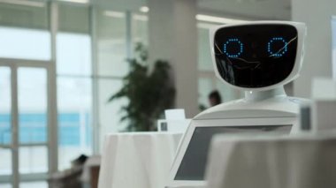 Robot Başkanı kapatın. Robotlar duygular. Kişi kameraya bakarak robot. robotlar Modern robot teknolojileri. Modern Robotik teknolojiler. seviyorum. kalp. yapay zeka, sanal.