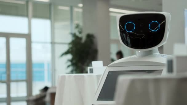 Zbliżenie na głowie robota. Emocje roboty. Robot, patrząc na kamery w osobę. robotów nowoczesnych technologii robotów. Nowoczesnych technologii robotów. miłość. serca. sztucznej inteligencji, wirtualne. — Wideo stockowe