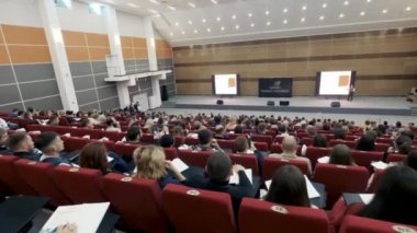 İş insanlar seminer konferans toplantı Office eğitim kavramı. Bizim zaman ve bkz: sorununun ekonomik sorunları çözmek için kişi forum. Sınıf hoparlör diyor siyaset ve finans hakkında podyumda
