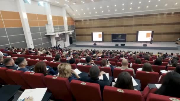 Geschäftsleute Seminar Konferenz Besprechung Büro Schulungskonzept. Person auf Forum, um wirtschaftliche Fragen unserer Zeit zu lösen und Probleme zu sehen. Klassensprecher spricht auf Podium über Politik und Finanzen — Stockvideo