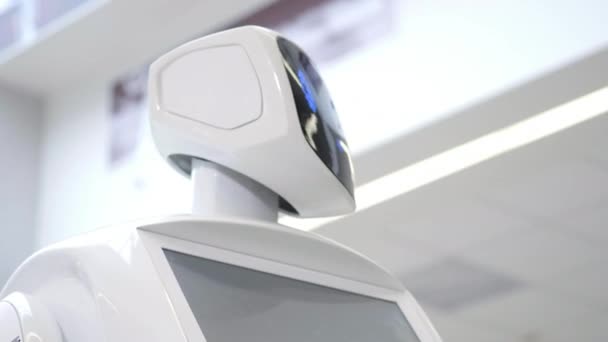 Κυβερνητικό σύστημα σήμερα. Σύγχρονη ρομποτικές τεχνολογίες. Πορτραίτο του ρομπότ, γυρίζει το κεφάλι του, θέτει τα χέρια του επάνω. Λευκό σύγχρονη ρομπότ στην έκθεση των νέων τεχνολογιών — Αρχείο Βίντεο