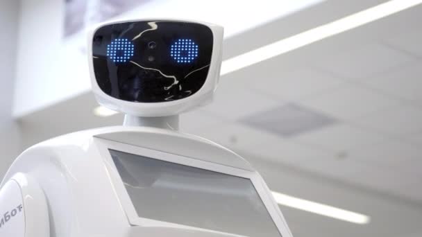Кибернетическая система сегодня. Современные роботизированные технологии. Портрет робота, поворачивает голову, поднимает руки вверх. Белый современный робот на выставке новых технологий — стоковое видео