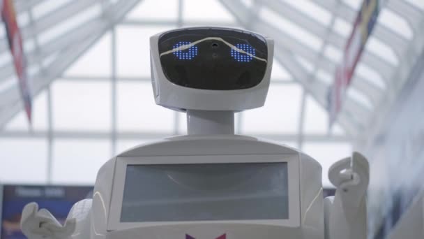 Sistema Cibernético Hoy Tecnologías Robóticas Modernas Retrato Robot Gira Cabeza — Vídeo de stock