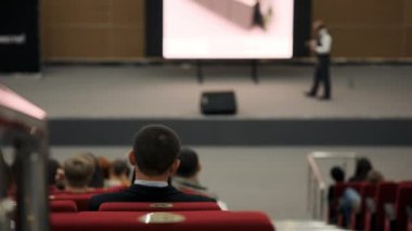 Adam için hoparlör dinleme. Bizim zaman ve bkz: sorununun ekonomik sorunları çözmek için kişi forum. Sınıf hoparlör diyor siyaset ve finans hakkında podyumda.