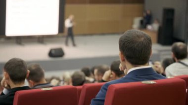 Adam için hoparlör dinleme. Bizim zaman ve bkz: sorununun ekonomik sorunları çözmek için kişi forum. Sınıf hoparlör diyor siyaset ve finans hakkında podyumda.