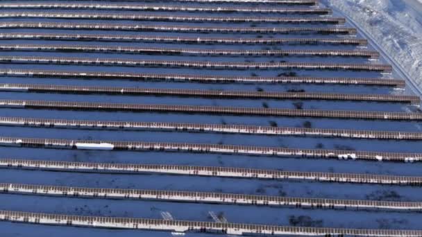 Вид с воздуха - солнечные батареи в горах. Сибирь. Алтай. Зима 2017 — стоковое видео
