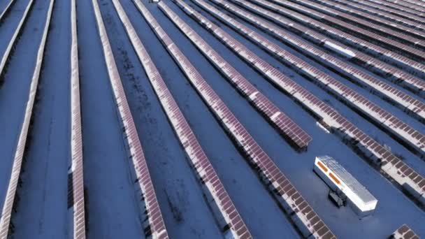 Letecký pohled - solární panely v horách. Sibiř. Altaj. Rusko 2017 zimní — Stock video