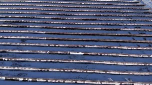 Vista aérea - painéis solares nas montanhas. Sibéria. Altai. Rússia 2017 Inverno — Vídeo de Stock