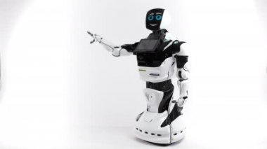 Modern Robotik teknolojiler. Parlak Studio robot. Android yükseltir ve beyaz bir arka plan üzerinde eller düşürür. Bir tebrik el sallayarak