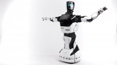 Modern Robotik teknolojiler. Parlak Studio robot. Android yükseltir ve beyaz bir arka plan üzerinde eller düşürür. Bir tebrik el sallayarak. İyi ve kötü duygular gösterir