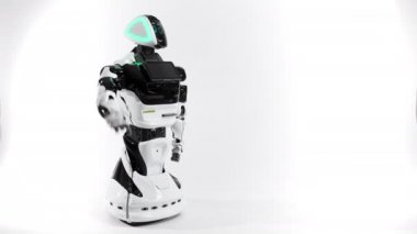 Modern Robotik teknolojiler. Parlak Studio robot. Android yükseltir ve beyaz bir arka plan üzerinde eller düşürür. Sallayarak, dans bir cyborg bir tebrik