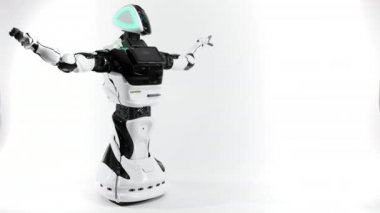 Modern Robotik teknolojiler. Parlak Studio robot. Android yükseltir ve beyaz bir arka plan üzerinde eller düşürür. Sallayarak, dans bir cyborg bir tebrik