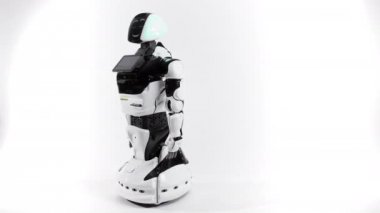 Modern Robotik teknolojiler. Parlak Studio robot. Beyaz bir arka plan üzerinde Android döner.
