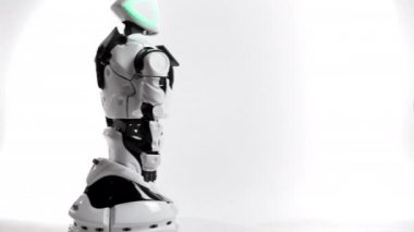 Modern Robotik teknolojiler. Robot beyaz bir stüdyoda. Android gider ve beyaz bir arka plan üzerinde gider. Kendini gösterir