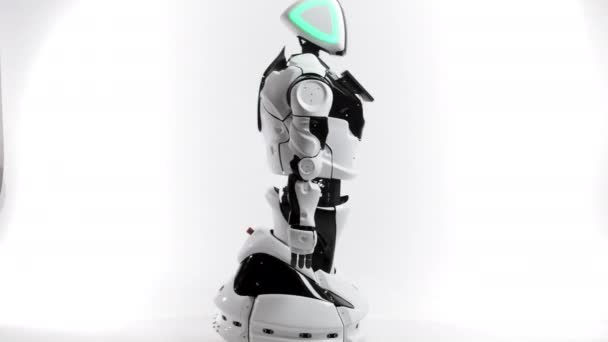 Robotika modern technológia. Robot egy fehér stúdióban. Android megy, és megy egy fehér háttér. Mutatja magát — Stock videók